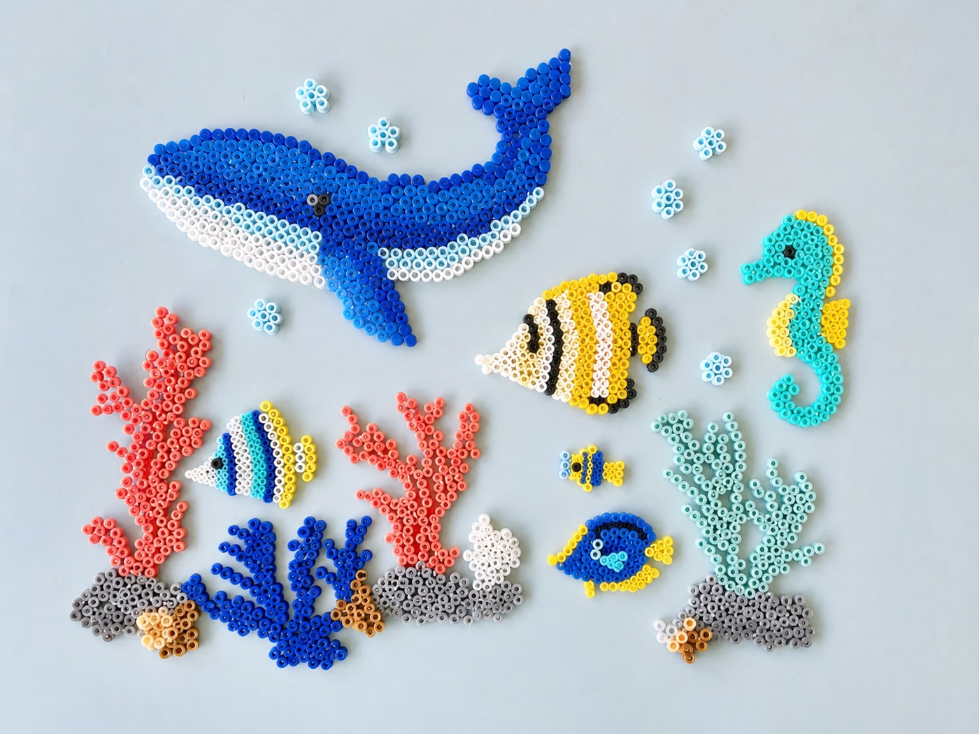 鲸鱼、海马、鱼类和珊瑚组成的拼豆作品